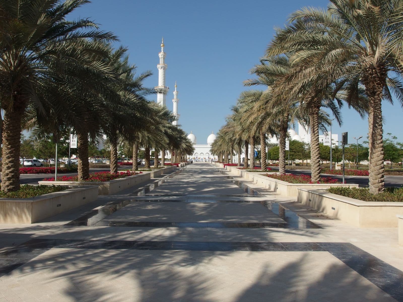 Sheikh Zayed Grand Mosque, the destination of the Dubai to Abu Dhabi route